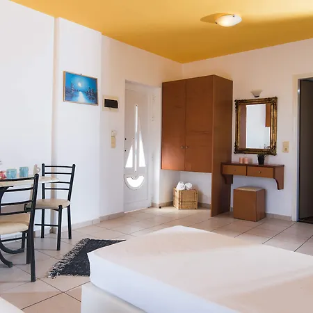 Yiannis Manos Aparthotel 3*