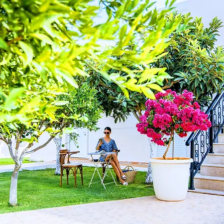 Yiannis Manos Aparthotel